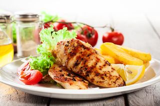 Pechuga De Pollo Con Ensalada Y Patatas