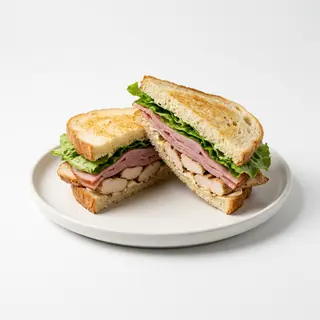 Sándwich Jamón York Con Pollo Y Lechuga