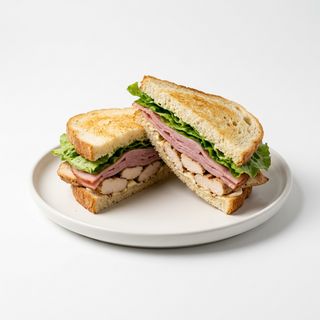 Sándwich Jamón York Con Pollo Y Lechuga