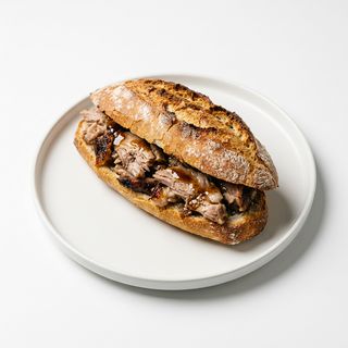Bocadillo De Cochinillo + Salsa
