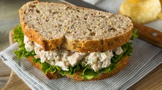 Sándwich De Pollo Con Lechuga Y Mayonesa