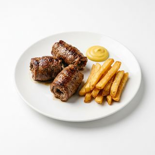 Rollitos De Carne Con Patatas Fritas Y Mostaza