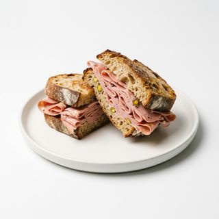 Sandwich cu mortadella