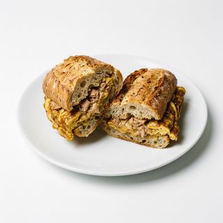 Bocadillo De Tortilla De Atún