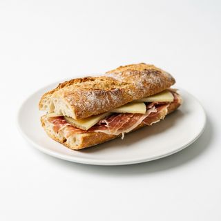 Bocadillo Jamón Serrano Y Queso Manchego