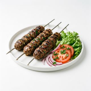 Brochetas De Carne Picada Con Ensalada Bomboclat (4 Uds.)