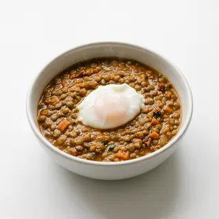 Lentejas cremosas con huevo pochado
