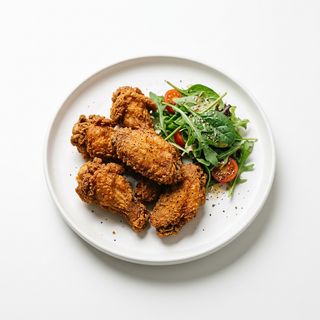Alitas Crujientes (5 Uds.) Con Ensalada