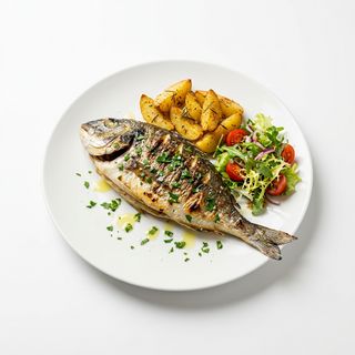Dorada a la plancha con patatas y ensalada