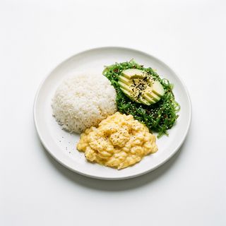 Arroz blanco, huevos revueltos, ensalada de algas con aguacate