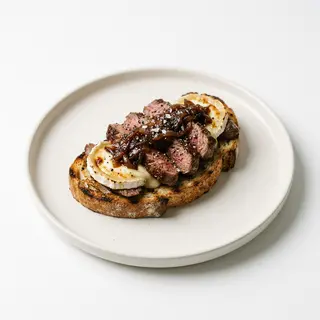 Torrada De Bistec De Ternera Con Queso De Cabra Y Cebolla Caramelizada