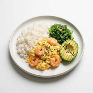 Arroz blanco, huevos revueltos con gambas, ensalada algas y aguacate