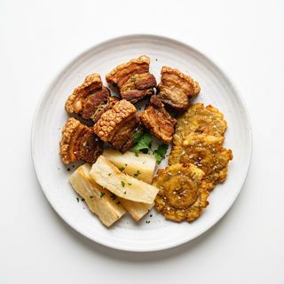Chicharrón Con Yuca Y Tostones