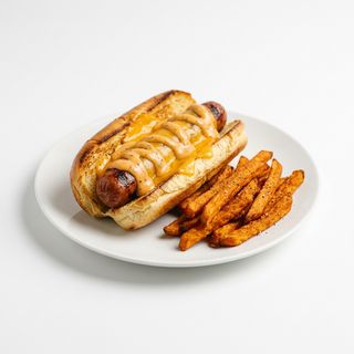 Wurstel, salsa burger, patate dolci e cheddar