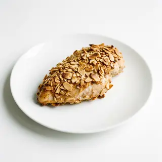 Pollo cubierto de finas almendras tostadas