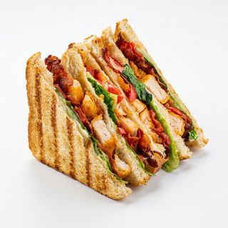 Club sandwich con pollo croccante