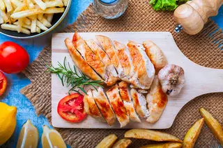 Pechuga de pollo a la plancha con papas fritas o ensalada