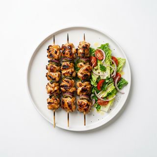 Brochetas De Pollo Con Ensalada Bomboclat (4 Uds.)