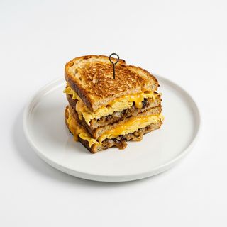 Sándwich De Huevo Con Queso Y Cebolla