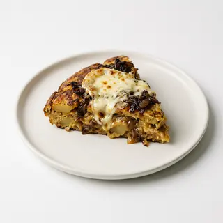 Tortilla de queso de cabra con cebolla caramelizada