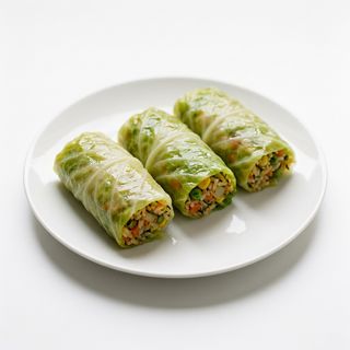 Rollitos De Arroz Y Verduras Envueltos En Hojas De Col