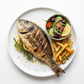 Dorada Con Patatas Y Ensalada