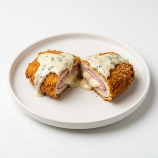 Aneto con salsa de roquefort