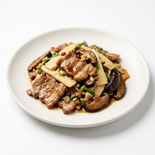 Cerdo Con Bambú Y Setas Chinas