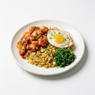 Arroz frito, pollo agridulce, huevo, ensalada algas