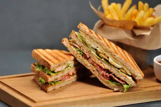 Club sandwich al salmone