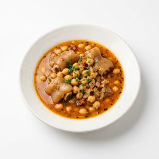 Patas Con Garbanzo