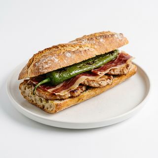 Bocadillo De Lomo Y Pimientos