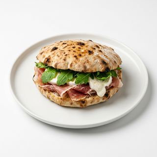 Puccia con mortadella, mozzarella e pistacchio