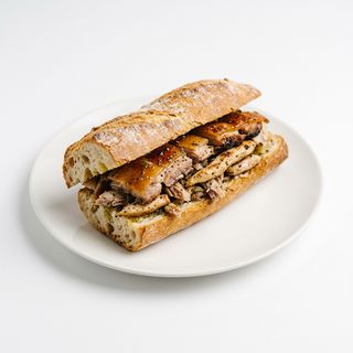 Bocadillo De Cochipollo + Salsa