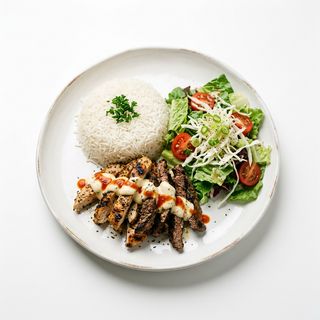 Plato 3 - Plato De Arroz Con Ensalada Y Carne Con Salsas