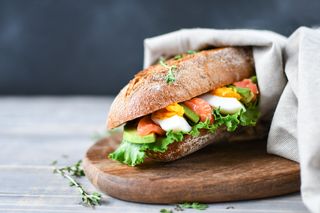 Sándwich De Salmón Y Queso