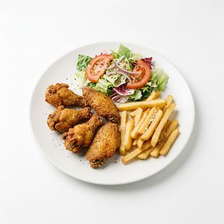 Alitas De Pollo Con Patatas Y Ensalada