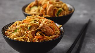 Makaron Hakka z kurczakiem / krewetkami