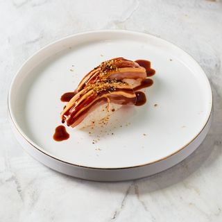 63 Nigiri  flameado de salmón con teriyaki (1 ud.)