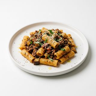 Rigatoni Con Salsa De Tomate, Carne Picada Y Berenjena