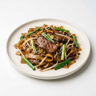 8.Tagliatelle di riso saltate con manzo 干炒牛河
