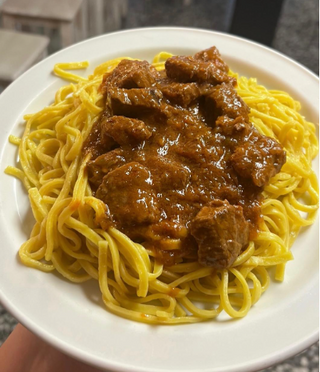 Fideos Mezclados Con Salsa Casera De Ternera