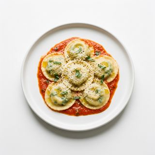 Ravioli con ricotta, spinaci e pomodoro