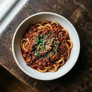 Makaron udon z wegańskim bolognese