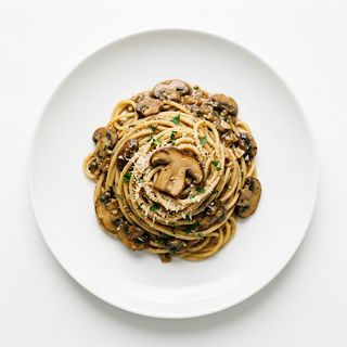 Spaghetti con zuppa di funghi