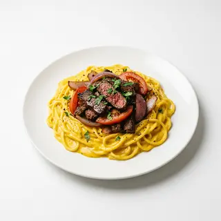 Tallarines A La Huancaína Con Lomo Saltado
