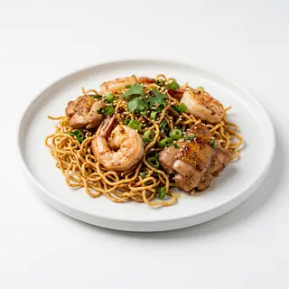 Fideos crujientes con pollo y gambas 
