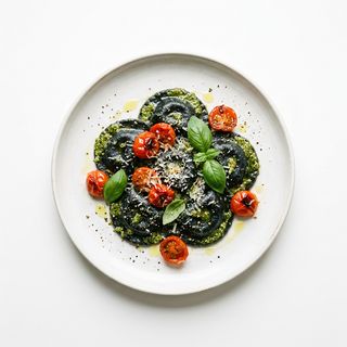 Mezze Lune Neri Di Salmón