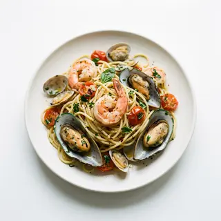 Spaghetti di grano con verdure e frutti di mare