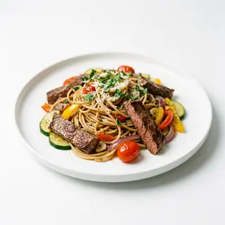 Spaghetti di grano con verdure e manzo